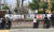 서울시선관위 직원들이 서울 이화동 예술가의집 울타리에 4·7 서울시장 보궐선거 후보자들의 선거벽보를 붙이고 있다. 기사 내용과 무관한 사진. 임현동 기자