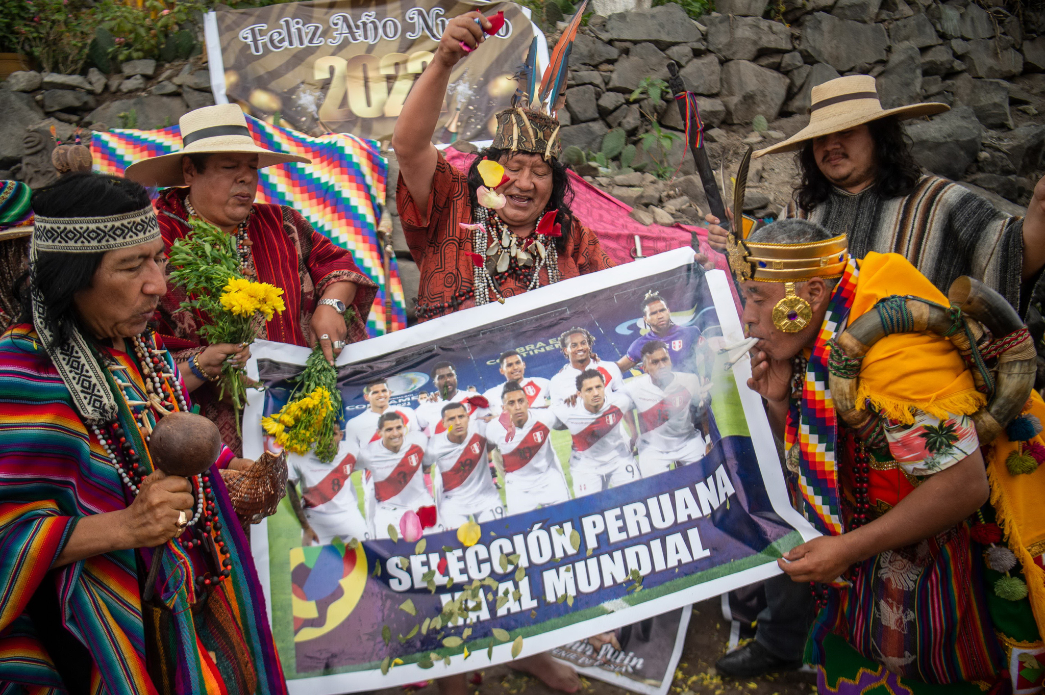 페루 주술사들이 페루 축구 국가대표팀 사진을 들고 2022년 예언의식을 치르고 있다. AFP=연합뉴스