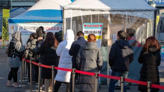 5차 팬데믹일까, 엔데믹일까…세계 각국, 오미크론 대응 ‘디커플링’