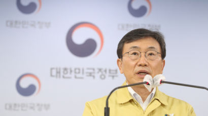 "오미크론 번지면 하루 1만명 확진" 거리두기 연장, 시간 번다