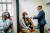 이달 초 남아프리카공화국의 요하네스버그 소재 한 클리닉에서 남아공 시민이 마스크를 착용한 채 코로나19 백신을 접종받고 있다. [AP=연합뉴스]