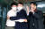국민의힘 윤석열 대선 후보와 이준석 대표(왼쪽)가 3일 울산 울주군의 한 식당에서 만찬 회동 후 포옹하고 있다. 연합뉴스