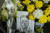 작년 2월 7일 우한중심병원에 코로나19를 세상에 처음 알린 의사 리원량의 죽음을 기리는 꽃다발이 놓여 있다. [AFP=연합뉴스]