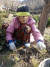 이옥기 할머니(99)가 밭에서 매실 농사를 짓고 있다. 사진 경남복지재단