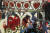 로즈 퀸 나디아 정이 붉은 장미로 장식된 왕관 모양의 장식차량 위에서 관람객들에게 손을 흔들고 있다. AFP=연합뉴스