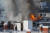 2일 남아공 케이프타운의 국회의사당 건물을 뒤덮은 화염. 연합뉴스