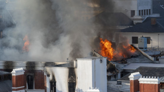 남아공 국회의사당에서 치솟은 불길…건물 붕괴 위험도