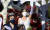 로즈 퀸 나디아 정이 1월 1일 미국 캘리포니아 패서디나에서 열린 133회 로즈 퍼레이드에서 관람객들에게 손을 흔들고 있다. AP=연합뉴스