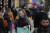 지난 24일 영국 런던의 거리에서 한 남성이 천 마스크를 쓰고 있다. [AP=연합뉴스] 