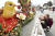 로즈 퍼레이드를 보러 나온 어린이가 장미로 만든 병아리를 보고 즐거워하고 있다. AP=연합뉴스