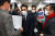 김진욱 고위공직자범죄수사처(공수처)장이 지난해 12월 30일 오후 서울 여의도 국회에서 열린 법제사법위원회 현안질의에 출석하며 국민의힘 의원들의 항의를 받고 있다. 뉴스1