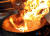 전북 군산의 한 중국집에서 주방장이 센 불로 뜨겁게 달군 웍(wok)을 이용해 짬뽕 재료인 채소를 볶고 있다. 웍은 중국요리를 할 때 쓰는 우묵한 프라이팬을 말한다. 군산=김준희 기자