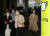 서울의 한 거리에서 보건용 마스크를 착용하고 걷는 행인들. [뉴스1] 