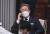 이재명 더불어민주당 대선후보가 지난 9월 15일 오전 경기도 수원시 경기도의회에서 열린 제354회 임시회 제4차 본회의에 출석해 휴대폰 통화를 하고 있다. 뉴시스