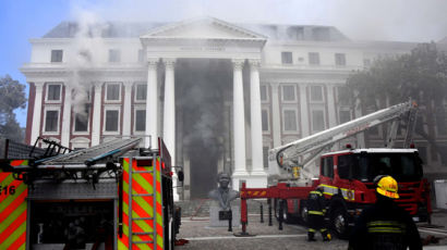 남아공 의사당 화재 50대 방화 용의자 체포…구관 건물 전소