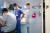 프랑스에서 코로나19 변이종인 오미크론 감염이 확산하는 가운데, 지난해 12월말 파리의 한 병원 의료진이 관련 검사를 하고 있는 모습. AFP=연합뉴스