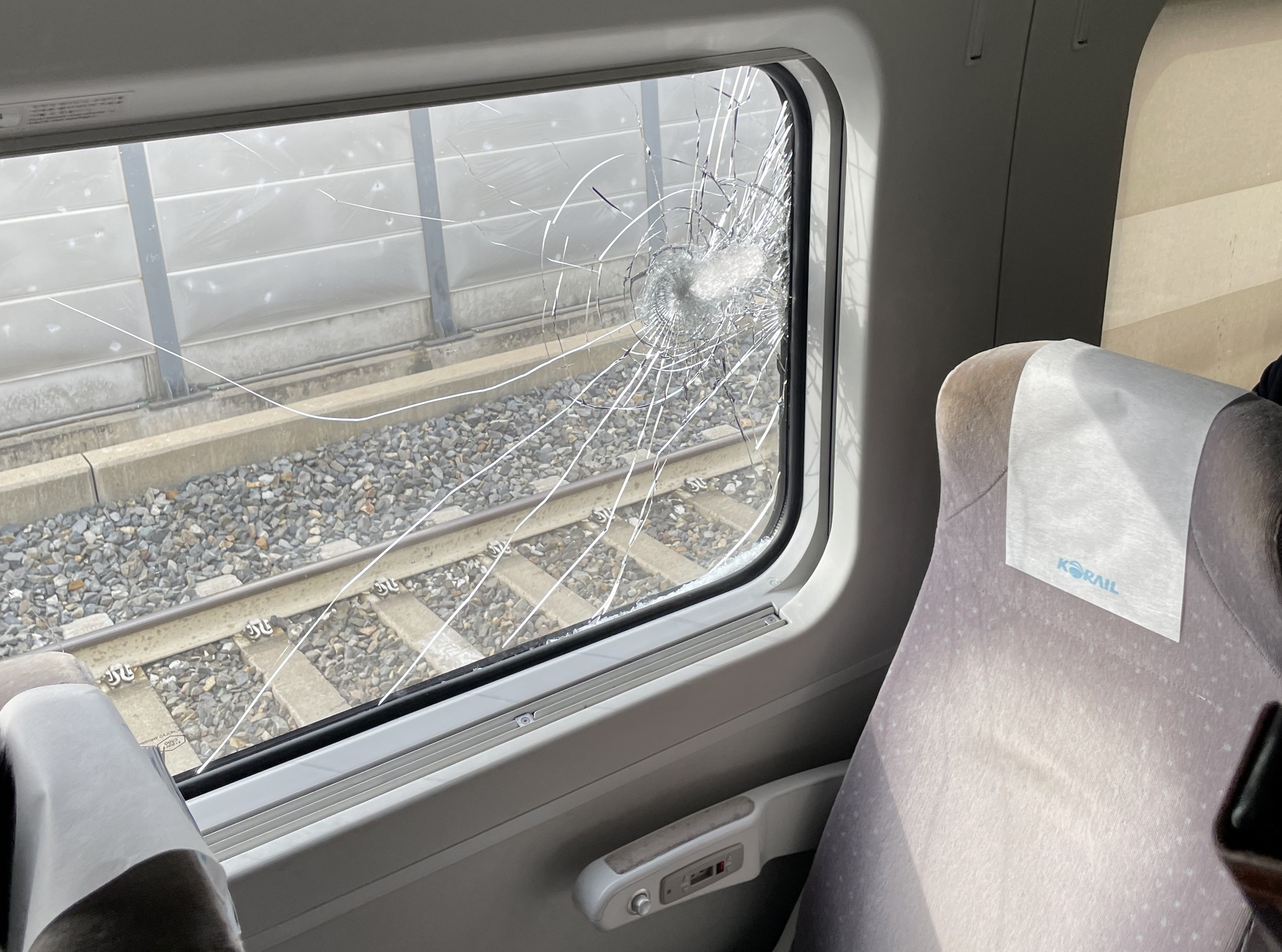 5일 충북 소방본부 등에 따르면 이날 낮 12시 46분께 서울에서 동대구로 가던 KTX-산천 열차가 철로를 이탈했다. 사고는 터널 내 철제구조물이 떨어지면서 열차를 추돌해 발생한 것으로 알려졌다. 사진은 깨진 KTX 열차 내부 모습. 연합뉴스