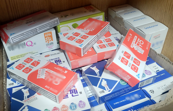 대전 유성구 한 약국에 비치된 모든 약 포장지에 5만원 가격표가 붙어 있다. 뉴스1