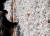 4일 일본 도쿄의 간다 신사에서 마스크를 쓴 시민이 새해 운세가 적힌 '오미쿠지' 종이를 기둥에 묶고 있다. [로이터=연합뉴스]