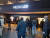 5일(현지시간) 미국 라스베이거스에서 열린 소비자 가전쇼 'CES 2022'에서 방문객들이 삼성전자 마이크로LED 부스를 둘러보고 있다. 최은경 기자