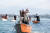 주현절 축제에 참가한 이탈리아 시민들이 6일(현지시간) 네치아의 대운하에서 배를 저어 내려가고 있다.[로이터=연합뉴스]