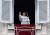 프란치스코 교황이 6일(현지시간) 바티칸 성 베드로 광장에서 열린 주현절 미사에 앞서 손을 흔들고 있다. [AFP=연합뉴스]