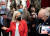지난 6일 의회에 나란히 등장한 리즈 체니 의원과 아버지 딕 체니 전 부통령, 그리고 열띤 취재 경쟁. 리즈 체니 의원은 일부러 공화당을 상징하는 붉은색 계열 옷을 입은 듯 합니다. 로이터=연합뉴스