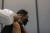 지난달 30일 프랑스 낭트 코로나19 백신 센터에서 백신 접종을 하고 있다. [AP=연합뉴스]