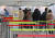 지난 7일 오전 서울시청 앞 서울광장 코로나19 선별진료소를 찾은 시민들이 검사 순서를 기다리고 있다. 연합뉴스