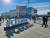 5~7일(현지시간) 미국 라스베이거스에서 열린 소비자가전쇼 'CES 2022' 전시장 앞 조형물 앞에서 7일 관람객들이 기념 사진을 찍고 있다. 최은경 기자