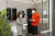 KCC글라스가 운영하는 인테리어 전문 브랜드 ‘홈씨씨’ 인천점에서 고객이 욕실 시공 상담을 받고 있다. [사진 KCC글라스]
