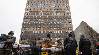 뉴욕 19층 아파트서 큰 불…어린이 9명 등 19명 사망