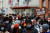 독일 프랑크푸르트에서 코로나19 확산 방지를 위한 정부 조치에 반대하는 사람들의 시위. 시위대의 한 사람은 "의무 접종 반대"라고 적인 팻말을 들었다. 연합뉴스