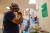 지난 4일(현지시간) 미국 매사추세츠주 한 병원에서 의료진이 코로나19 환자가 있는 중환자실에 들어가기 전 마스크를 착용하고 있다. [AFP=연합뉴스]
