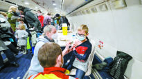 [사진] 비행기서 백신 접종