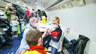 [사진] 비행기서 백신 접종