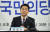 안철수 국민의당 대선후보가 11일 프레스센터에서 열린 한국기자협회 초청토론회에서 패널들의 질문에 답변 하고 있다. 국회사진기자단