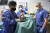 7일(현지시간) 미국 매릴랜드대 의대 수술팀이 환자 몸에 이식할 돼지 심장을 들어보이고 있다. AP=연합뉴스