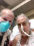 수술 집도의 바틀리 그리피스 박사(왼쪽)는 유전자 조작 돼지의 심장을 데이비드 베넷(오른쪽)에게 이식했다.[EPA=연합뉴스]