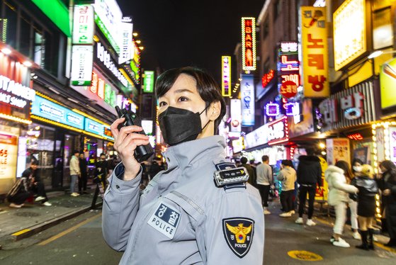 이지은 서울 광진경찰서 화양 지구대장이 10일 저녁 건대역 '맛의 거리'를 순찰하고 있다. 김현동 기자