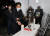 이준석 국민의힘 대표가 12일 오후 서울 중구 청계광장에서 코로나19 백신 피해자 가족협의회가 마련한 희생자 분향소를 찾아 조문하고 있다. [뉴스1]