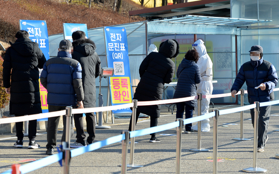 신종 코로나바이러스 감염증(코로나19)이 확산하고 있는 가운데 11일 대전의 한 보건소 선별진료소를 찾은 시민들이 검사에 앞서 전자 문진표를 등록하고 있다.김성태/2022.01.11.