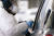 미국 워싱턴주 벨링햄에서 의료진이 차량 운전자의 검체 채취를 위해 면봉을 들고 다가가고 있다. [AP=연합뉴스]