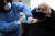 7일(현지시간) 그리스 테살로니키 덴드로포타모스에서 90세 노인이 코로나19 백신을 맞고 있다. [로이터=연합뉴스] 