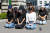 지난해 9 그린스마트미래학교 지정 철회를 요구하는 학부모들이 종로구 서울시교육청 앞에서 기자회견을 마친 후 무릎을 꿇고 있다. 뉴스1