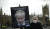 8일(현지시간) 영국 런던 의회 앞 광장에서 시위대가 보리스 존슨 총리의 얼굴이 담긴 팻말을 들고 코로나19 봉쇄령 속 총리실 파티에 항의하는 시위를 벌이고 있다. [AP=연합뉴스]