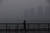 짙은 안개와 미세먼지가 찾아온 지난해 1월 22일 한 시민이 서울 잠수교에서 달리기를 하고 있다. 연합뉴스