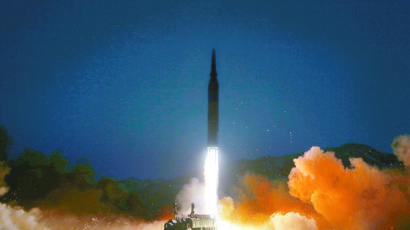 한국 보란듯…김정은이 공개한 극초음속 미사일 궤적