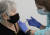 폴란드의 한 83세 여성이 신종 코로나바이러스 감염증(코로나19) 부스터샷(3차접종)을 맞고 있다. AP=연합뉴스