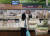 서울시내 한 대형마트에서 한 시민이 장을 보고 있다. 뉴스1